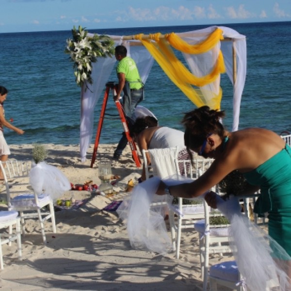 Készül a díszítés a mexikói esküvőre